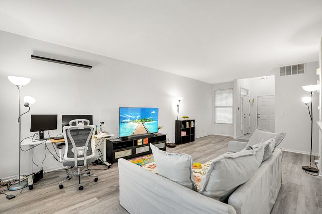 1877 CRENSHAW Circle 1877, Vernon Hills, IL 60061