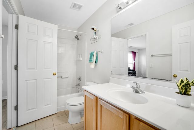 1877 CRENSHAW Circle 1877, Vernon Hills, IL 60061