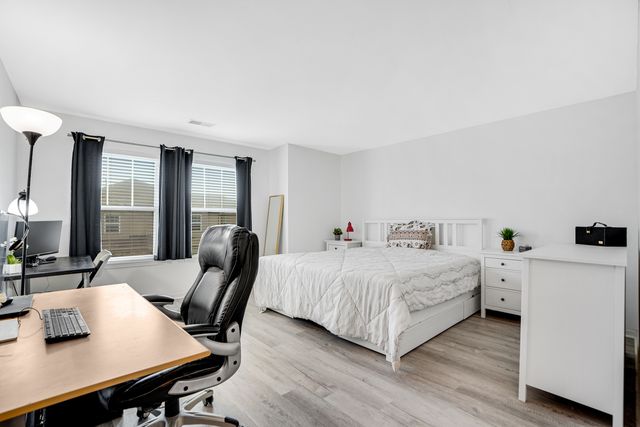 1877 CRENSHAW Circle 1877, Vernon Hills, IL 60061