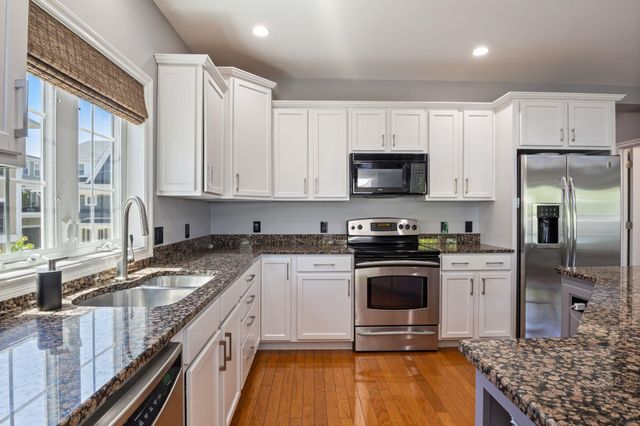 43 Cornwall St Apt E, Portsmouth, NH 03801