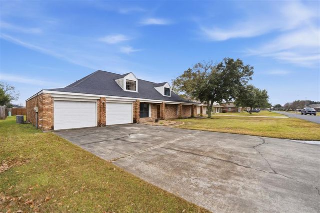4703 W Quail Hollow Drive, Lake Charles, LA 70605