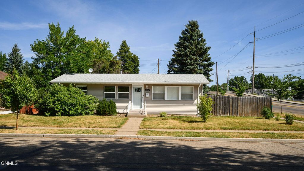 2536 E Avenue B, Bismarck, ND 58501 photo 1