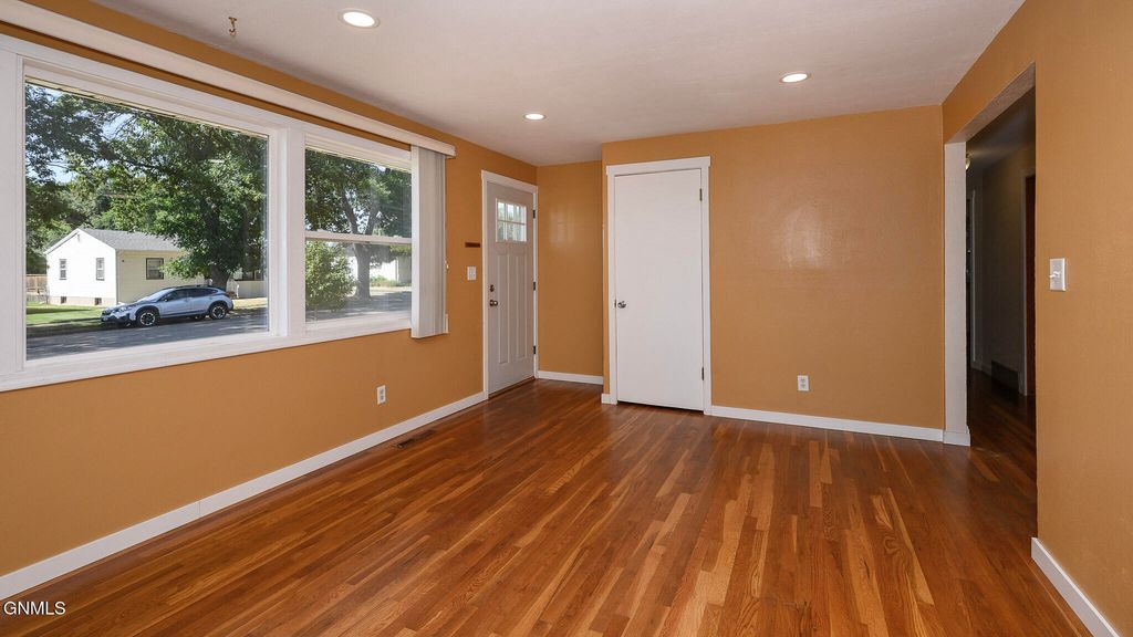 2536 E Avenue B, Bismarck, ND 58501 photo 2