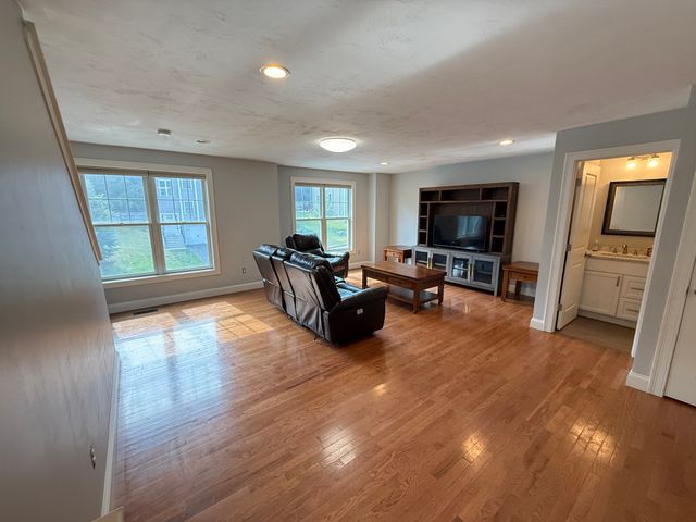 2 Burncoat Hts, Worcester, MA 01606