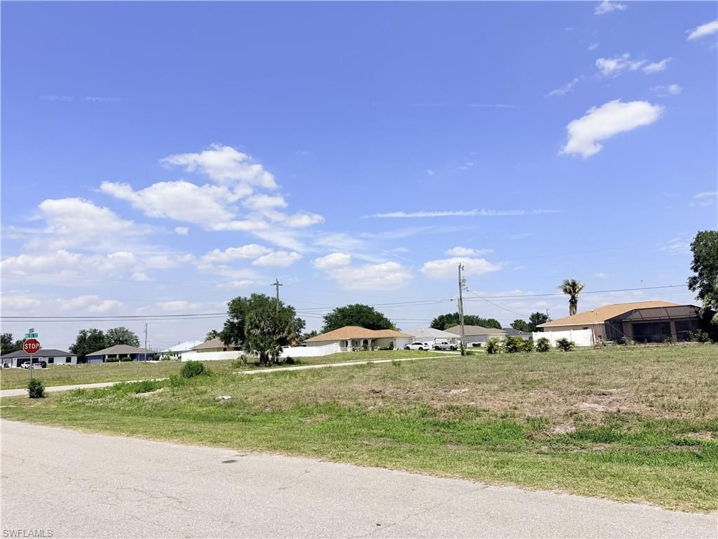 Image 4 of property listing at 1425 21st PL, Cape Coral, FL 33909