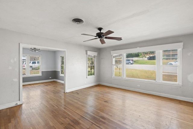 701 N Washington ST, La Grange, TX 78945