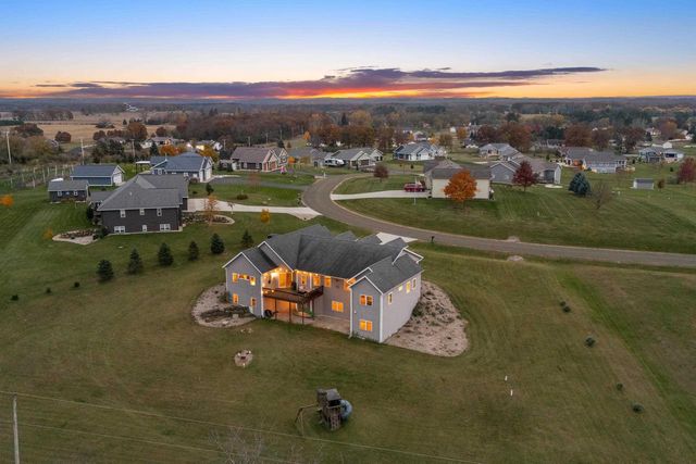 N7146 Pacific Ridge, Pardeeville, WI 53954