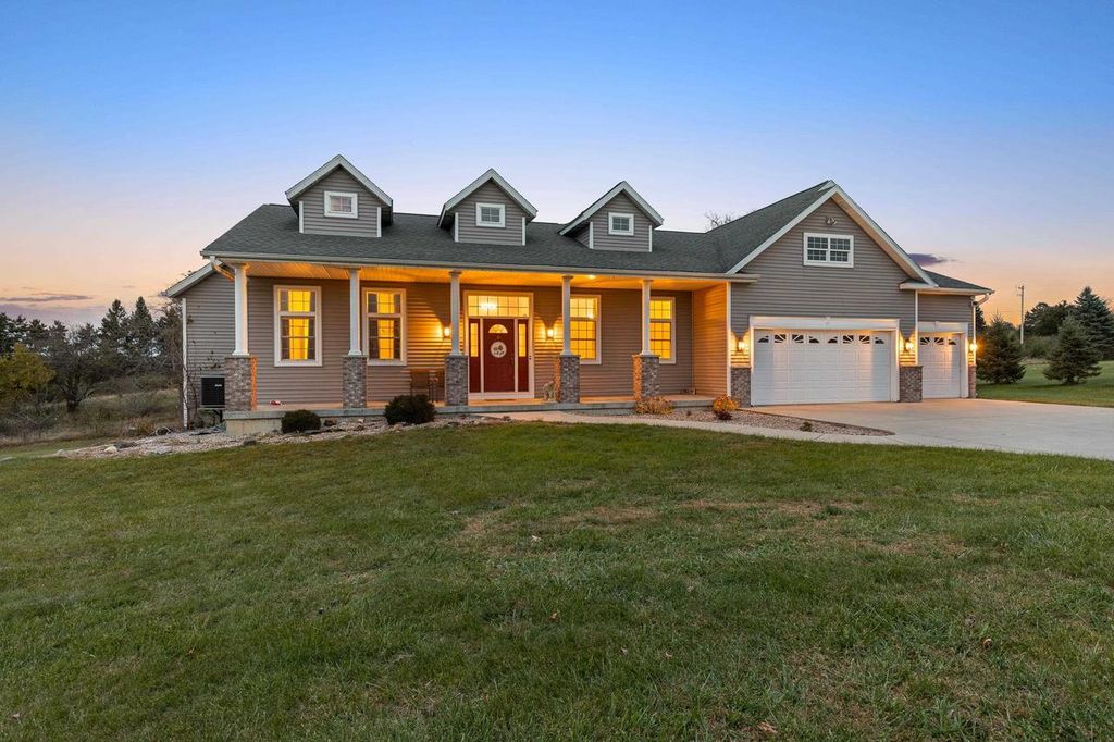 N7146 Pacific Ridge, Pardeeville, WI 53954