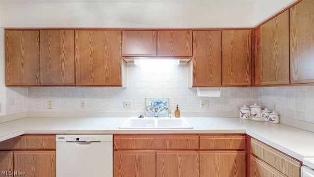 249 W Heatherwood Drive, Barberton, OH 44203