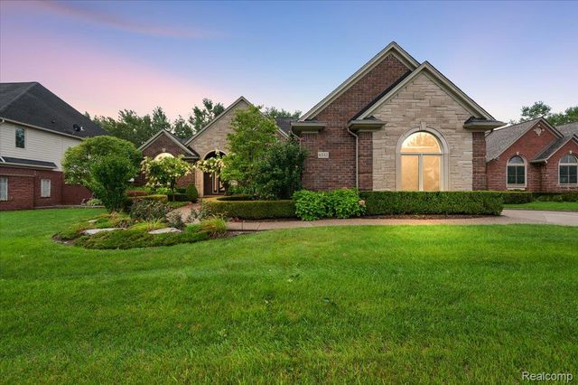 6332 Shadydale Drive, Shelby Charter Township, MI 48316