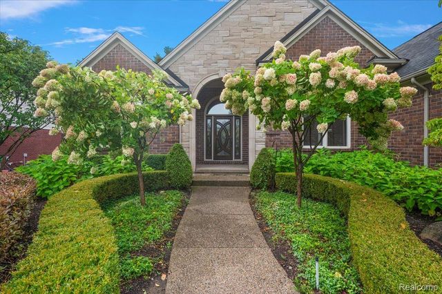 6332 Shadydale Drive, Shelby Charter Township, MI 48316