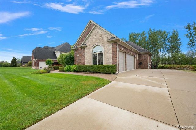 6332 Shadydale Drive, Shelby Charter Township, MI 48316