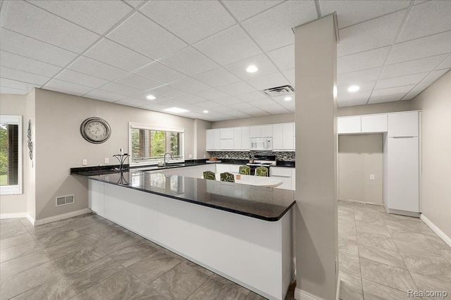 6332 Shadydale Drive, Shelby Charter Township, MI 48316