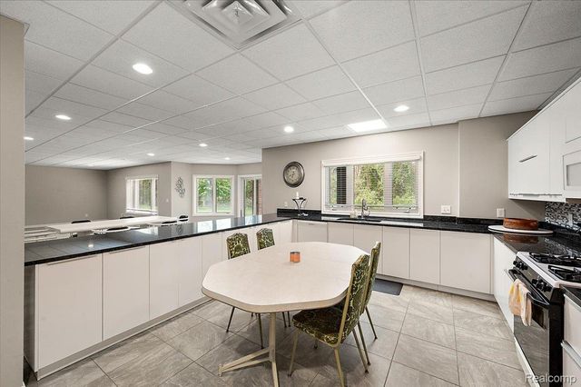 6332 Shadydale Drive, Shelby Charter Township, MI 48316