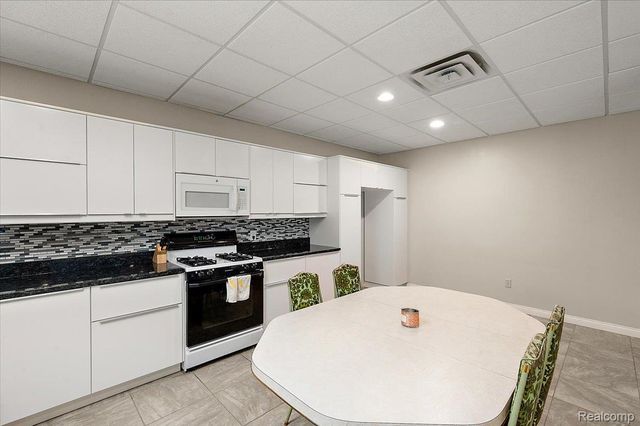 6332 Shadydale Drive, Shelby Charter Township, MI 48316