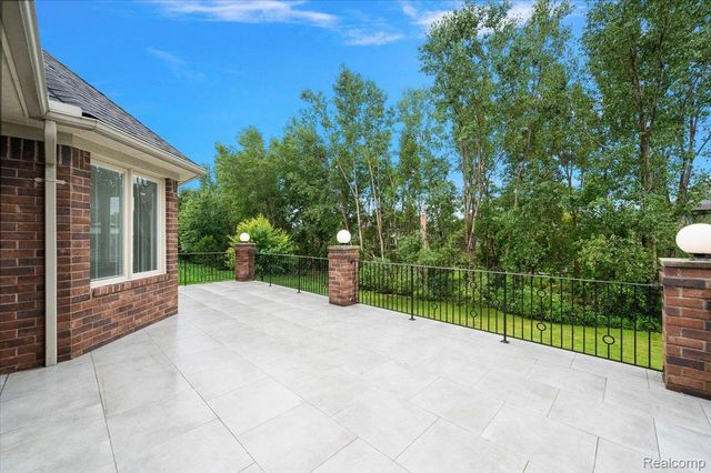 6332 Shadydale Drive, Shelby Charter Township, MI 48316