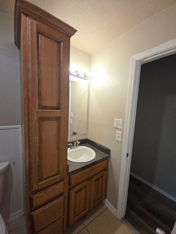 1708 S Detroit Avenue, Russellville, AR 72801