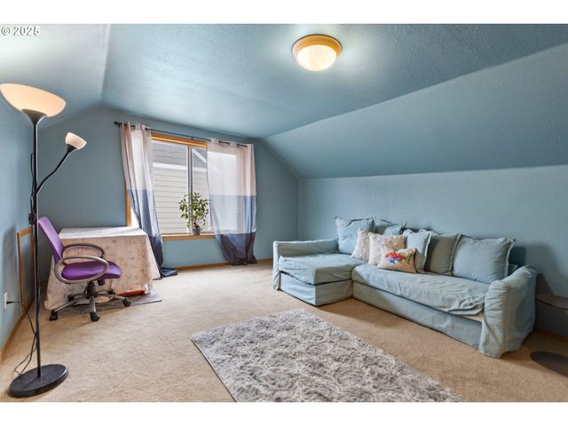 404 E BRANDON Dr, Newberg, OR 97132