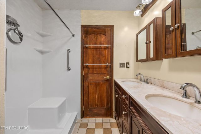 129 Pleasant Hill Rd, Sweetwater, TN 37874