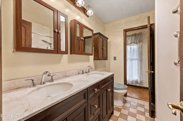 129 Pleasant Hill Rd, Sweetwater, TN 37874