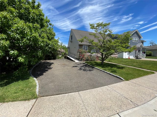 2043 Paddock Road, Seaford, NY 11783