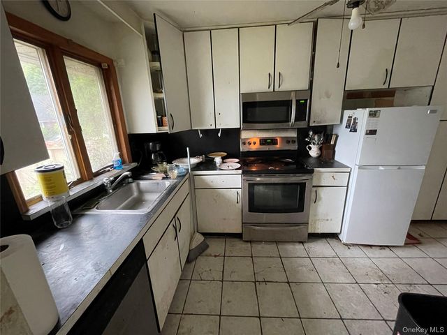 2043 Paddock Road, Seaford, NY 11783