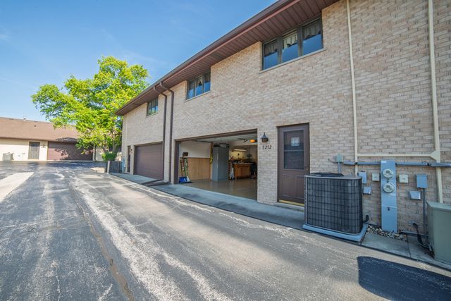 8252 Ashley Lane, Tinley Park, IL 60477