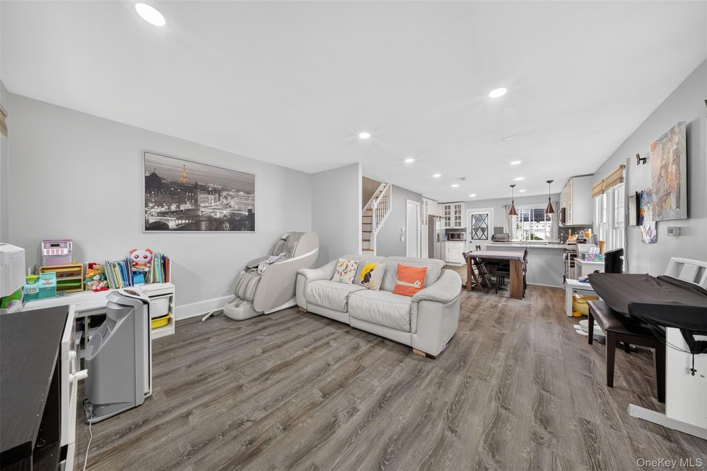 26 Van Nostrand Court, Little Neck, NY 11362 — photo 5