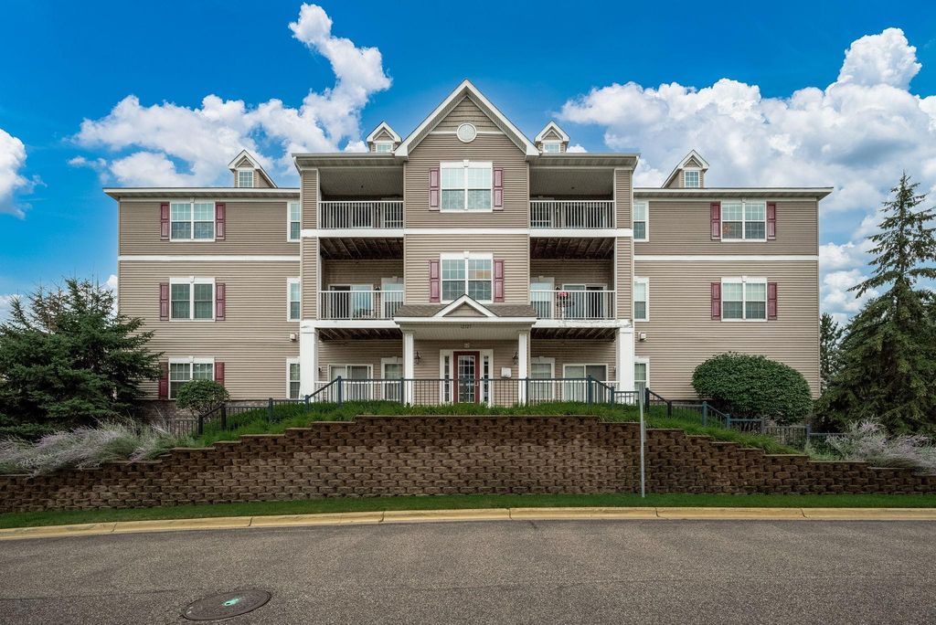 12727 College View Drive 203, Eden Prairie, MN 55347