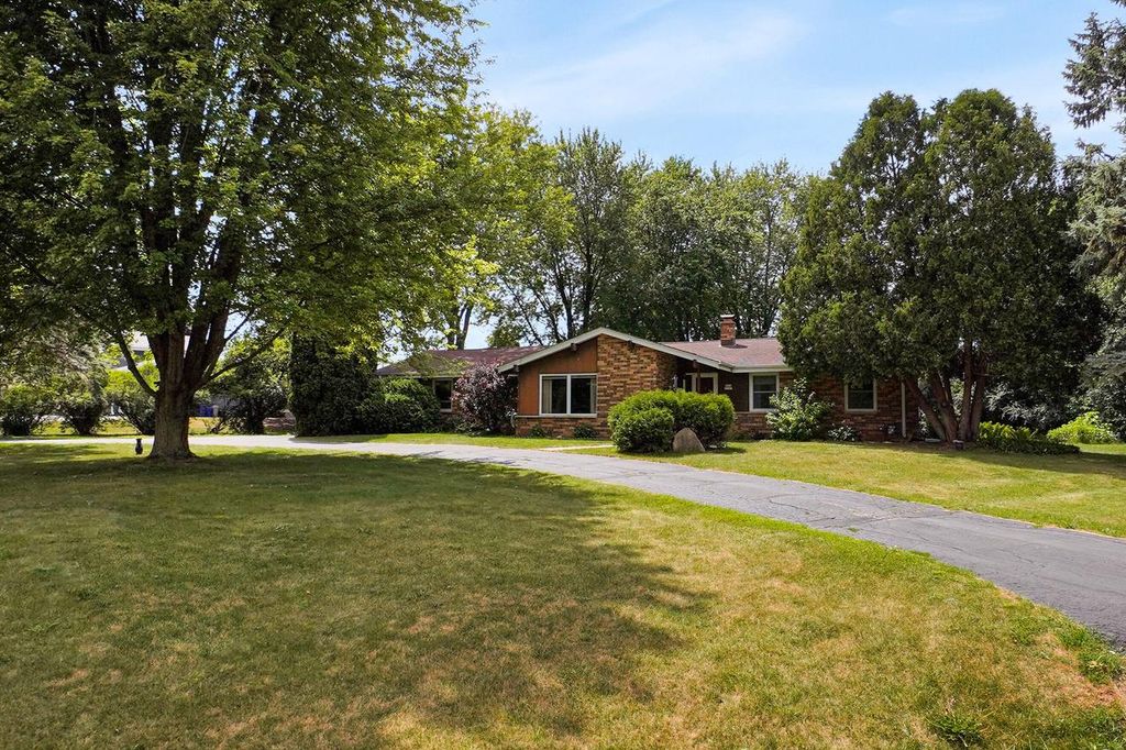 W224N5025 East View DRIVE, Sussex, WI 53089