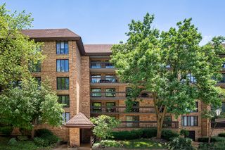 1621 Mission Hills Road 104, Northbrook, IL 60062