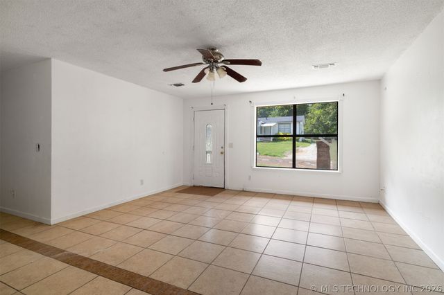 911 S K Street, Hugo, OK 74743