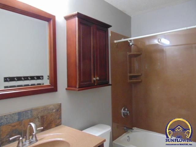 1407 SW Glencoe ST, Topeka, KS 66611