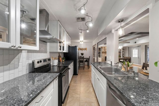 5203 Metcalf, Windcrest, TX 78239