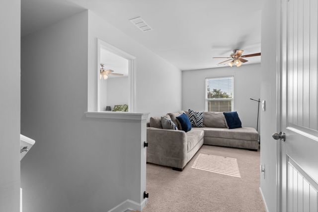 9028 Copenhagen Dr, Murfreesboro, TN 37129