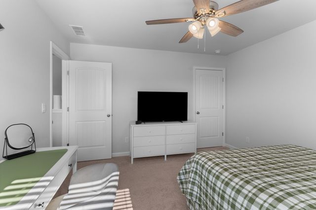 9028 Copenhagen Dr, Murfreesboro, TN 37129