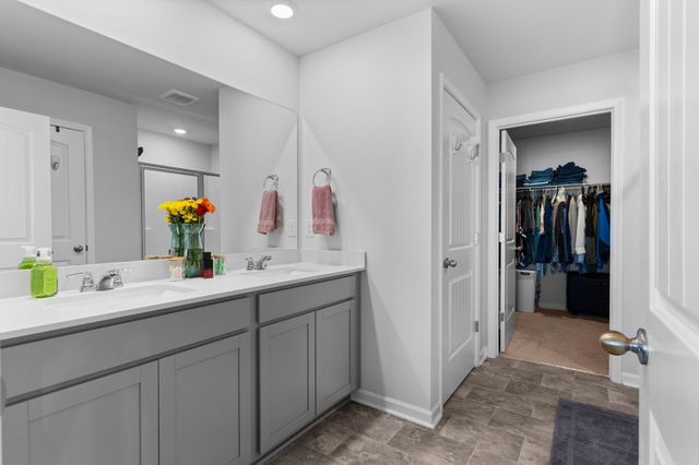 9028 Copenhagen Dr, Murfreesboro, TN 37129