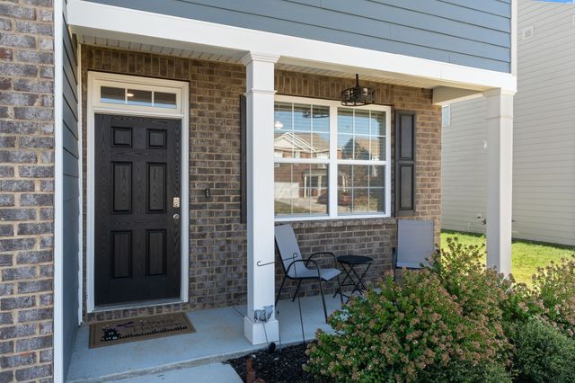 9028 Copenhagen Dr, Murfreesboro, TN 37129