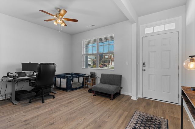 9028 Copenhagen Dr, Murfreesboro, TN 37129