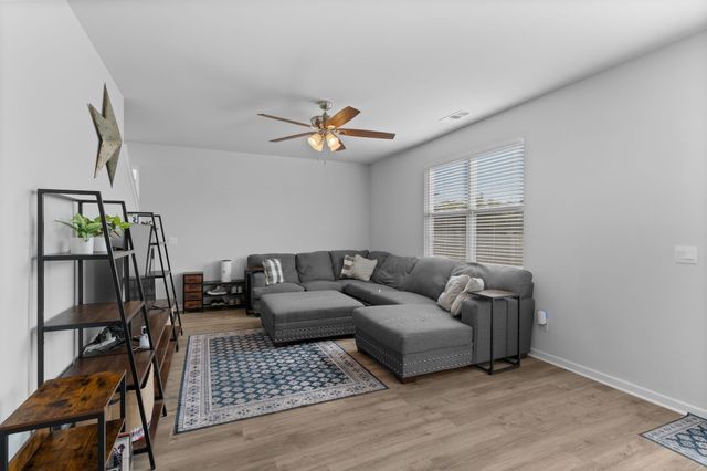 9028 Copenhagen Dr, Murfreesboro, TN 37129