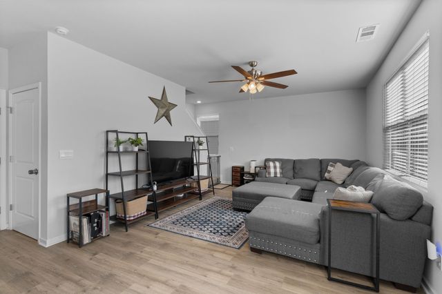 9028 Copenhagen Dr, Murfreesboro, TN 37129