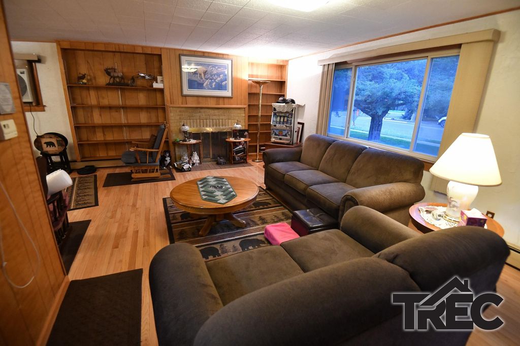 908 Canyon Ave, Cody, WY 82414 photo 2