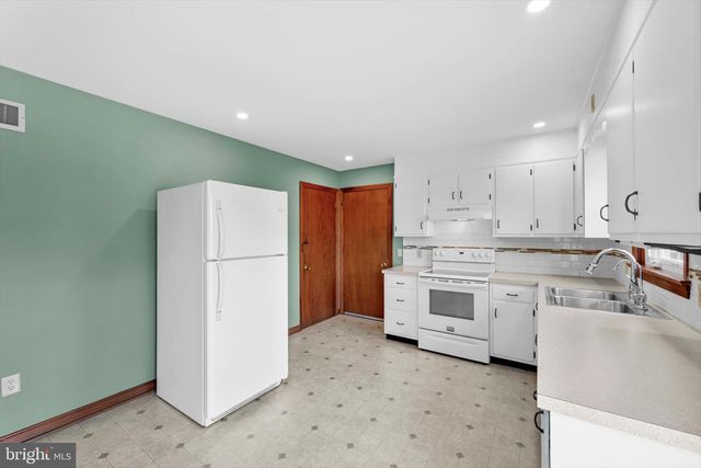 97 HILLSIDE DR, Ephrata, PA 17522