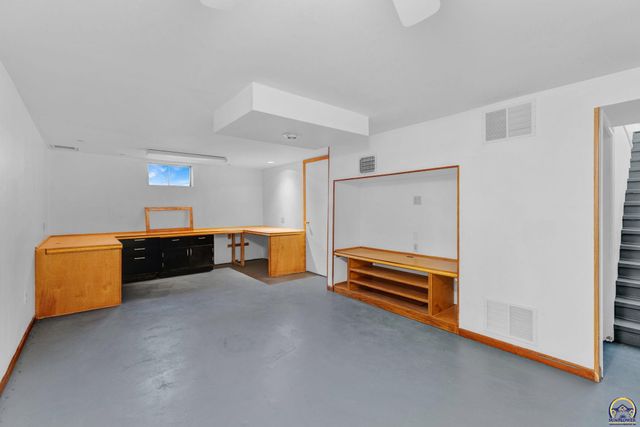 2011 SW Stone AVE, Topeka, KS 66604