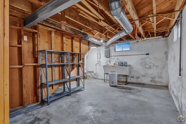 2011 SW Stone AVE, Topeka, KS 66604