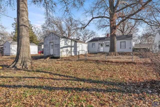 2011 SW Stone AVE, Topeka, KS 66604