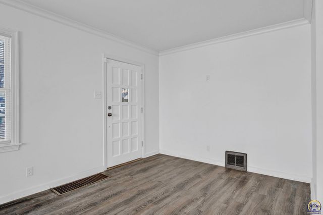 2011 SW Stone AVE, Topeka, KS 66604