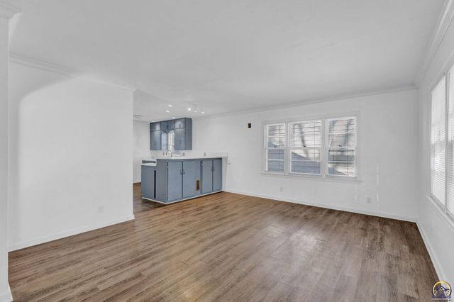 2011 SW Stone AVE, Topeka, KS 66604