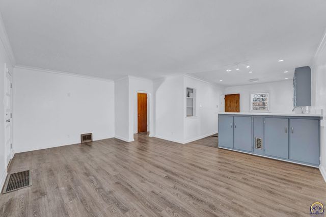 2011 SW Stone AVE, Topeka, KS 66604