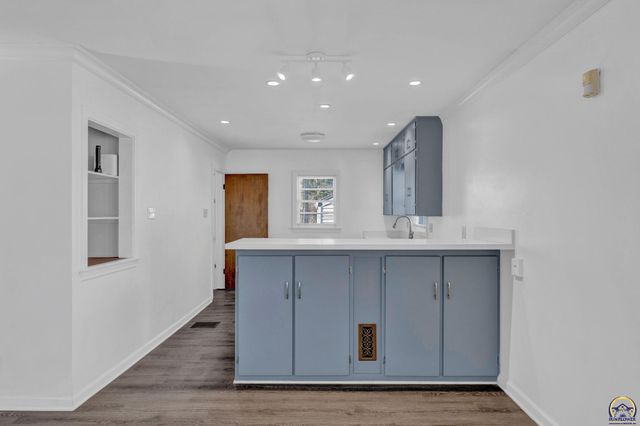 2011 SW Stone AVE, Topeka, KS 66604